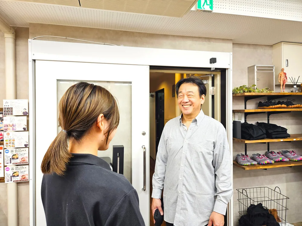 来店されたお客様をトレーナーが出迎えているところ